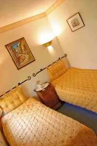 Logis Le Vieil Amandier فندق 2*